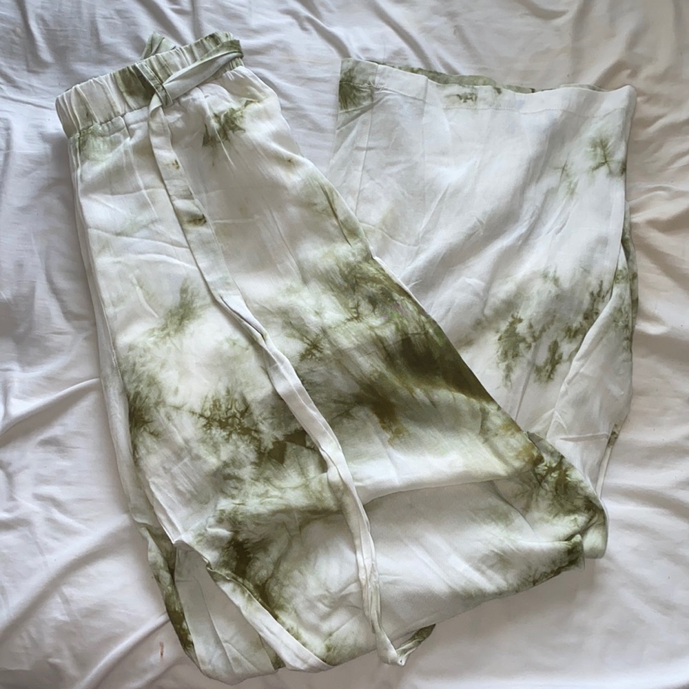 Tie dye flowy paint - tags on